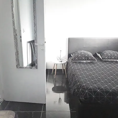 Maisonnette 28 M2 Au Fond Du Jardin Calme&confort Apartment Mondeville (Calvados)